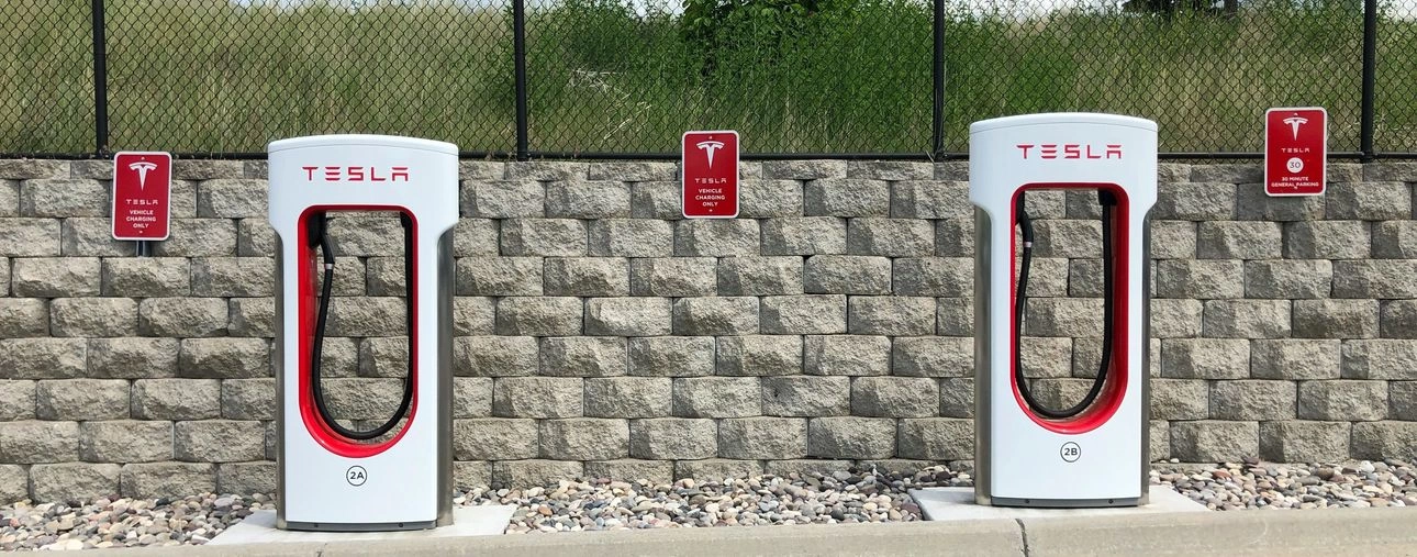 Tesla supercharger aan zee