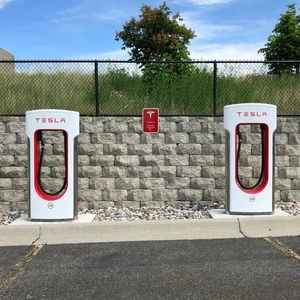 Tesla supercharger aan zee